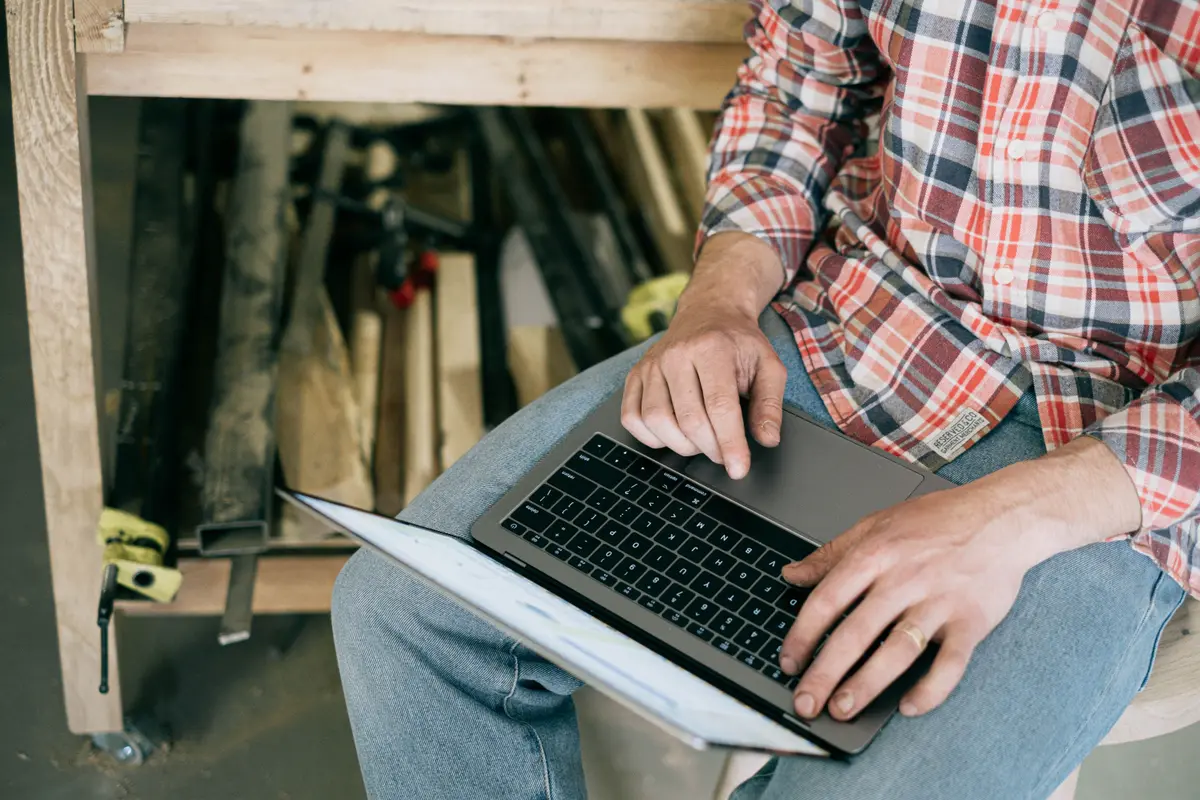 Artisan utilisant un ordinateur portable sur son lieu de travail