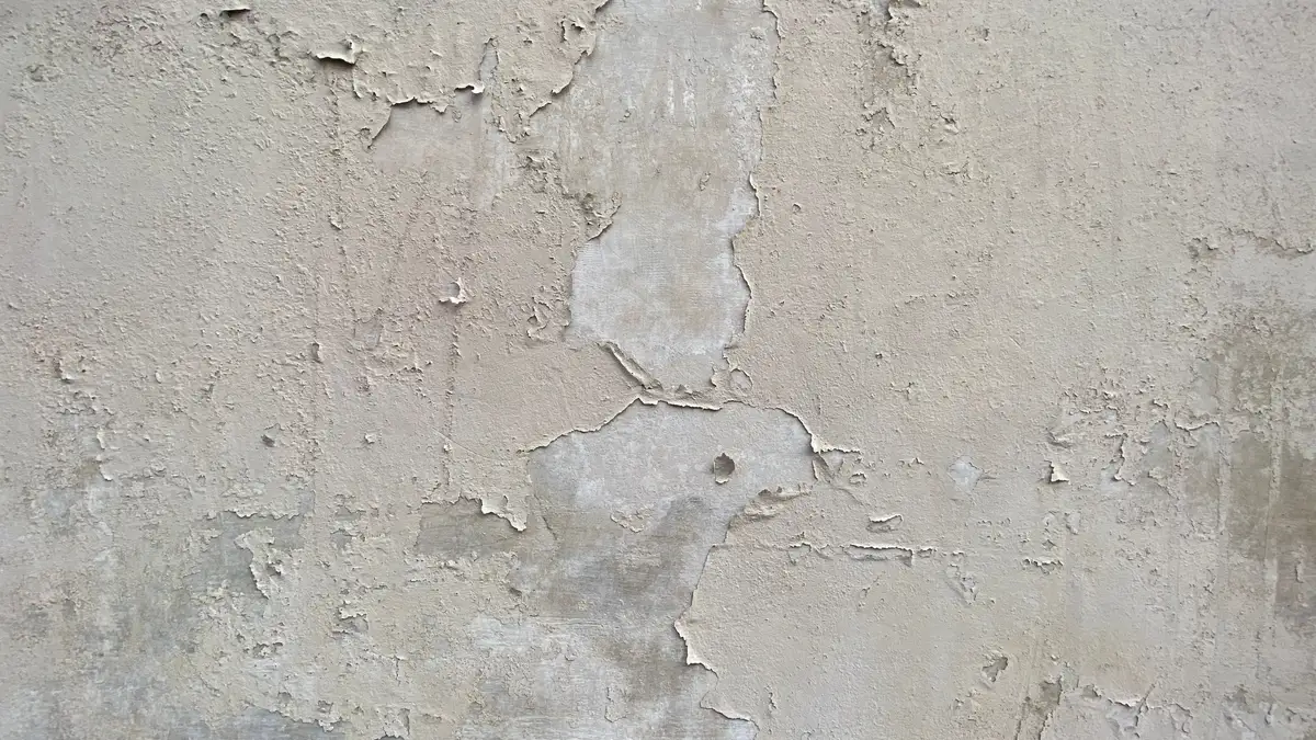 Mur avec peinture écaillée par l'humidité