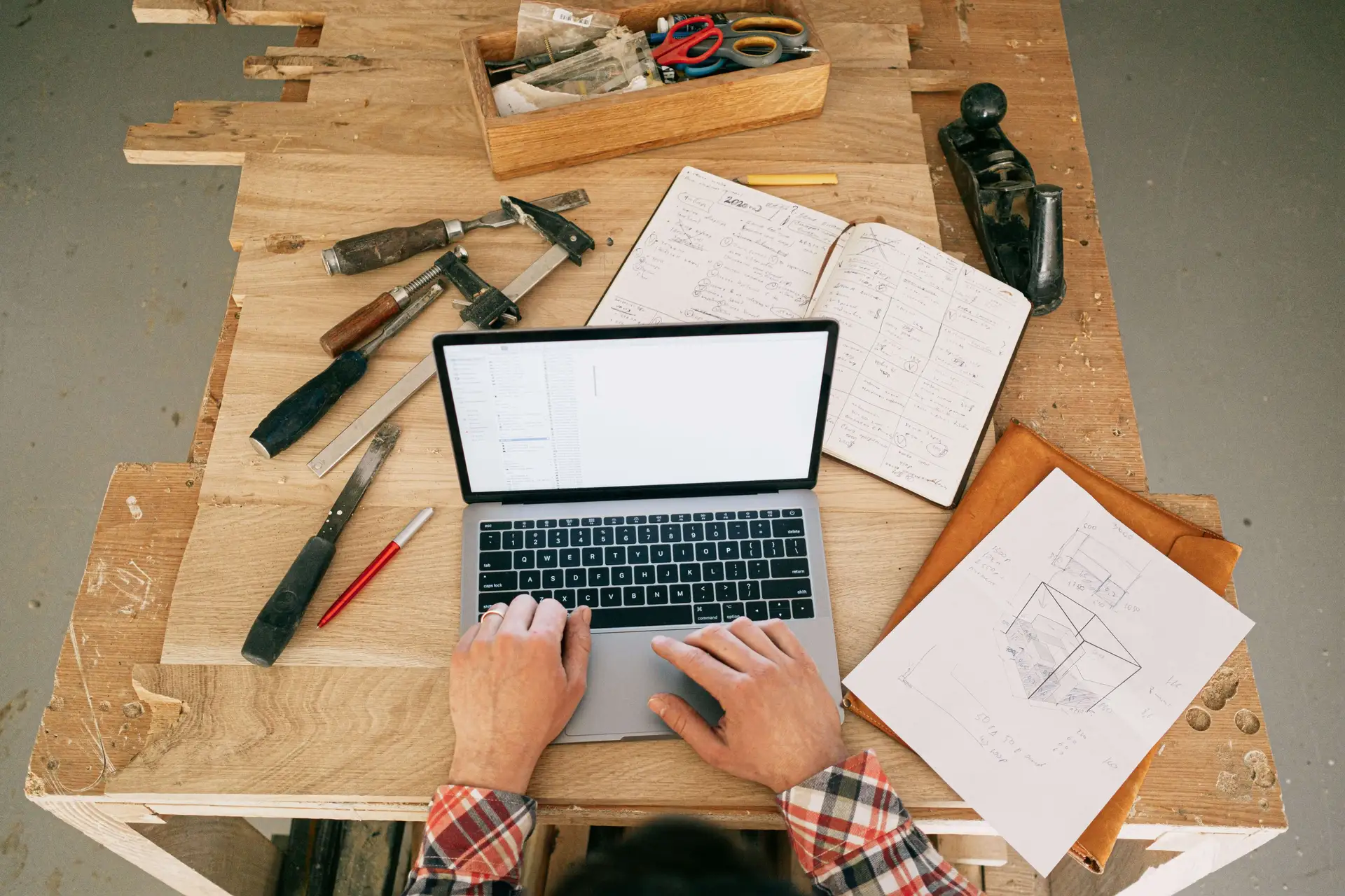 Ordinateur et plans de travail dans un atelier