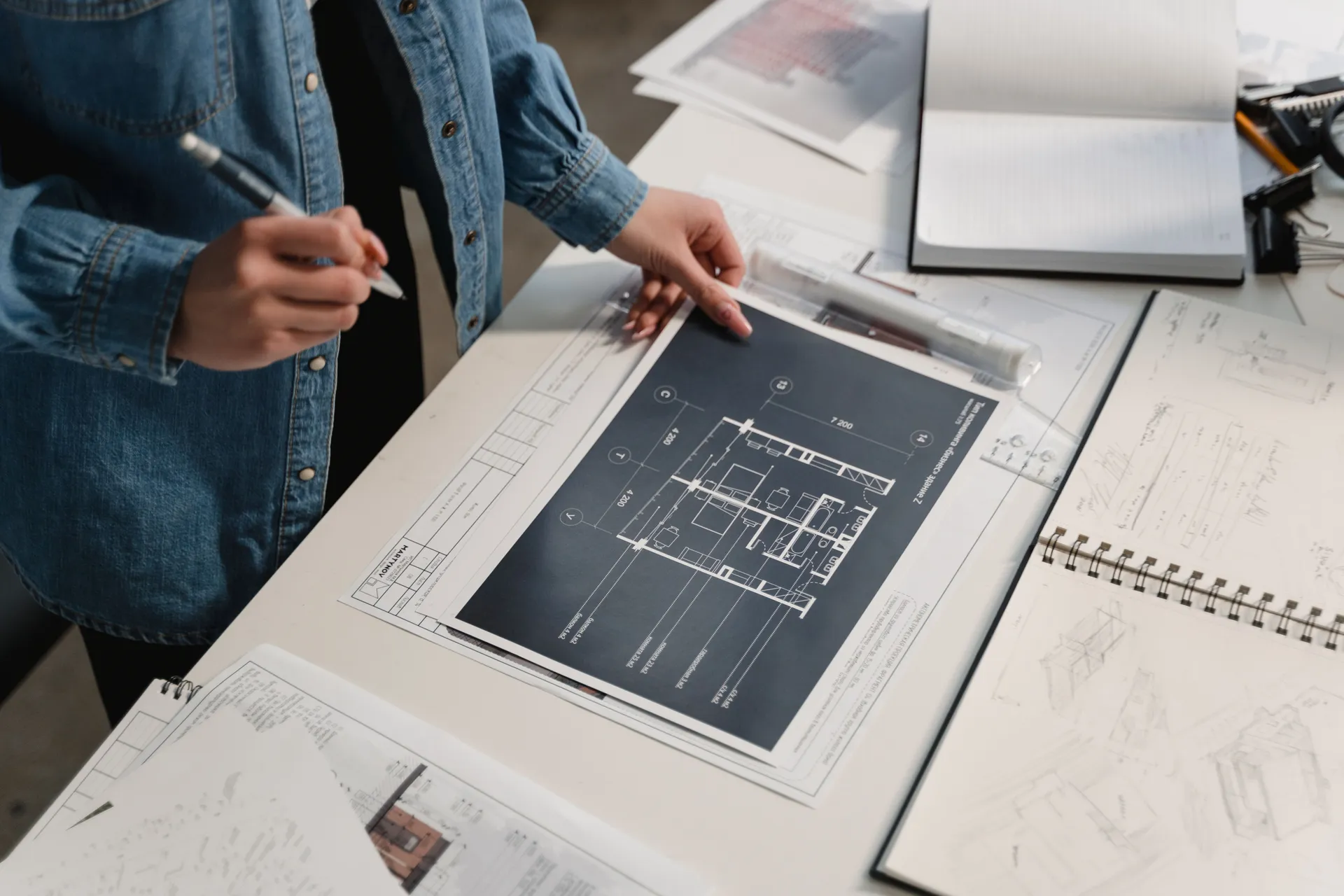 Lecture d'un plan d'architecte sur un chantier