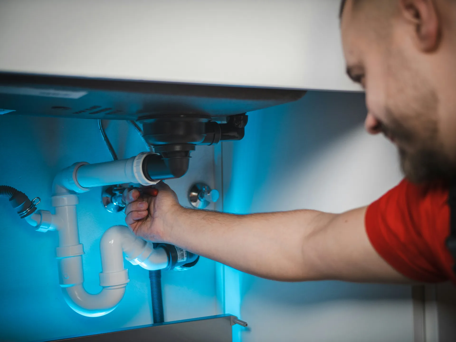 Réglage d'un siphon sous un évier