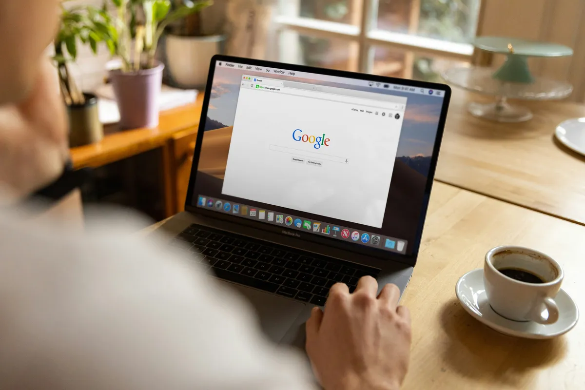 Page de résultats Google ouverte sur un ordinateur portable