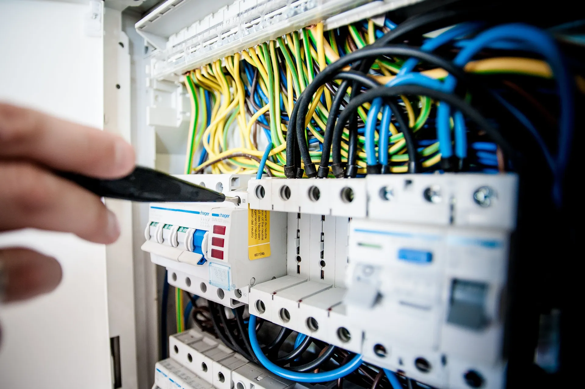 Câblage d'un tableau électrique en cours d'intervention